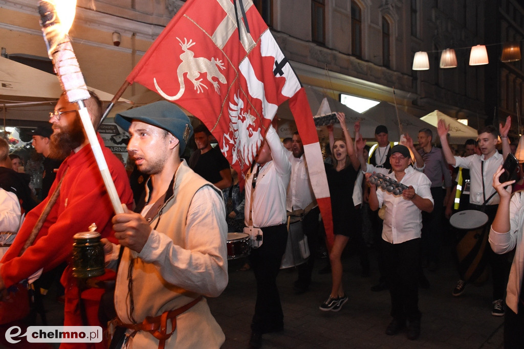 Parada lampionów i Teatr Biuro Podróży