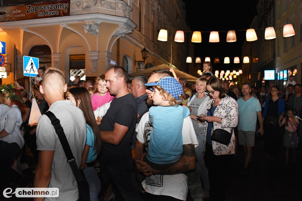 Parada lampionów i Teatr Biuro Podróży