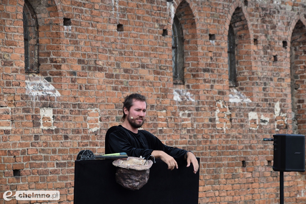 Barnaba i jego wersja kukiełkowej Calineczki