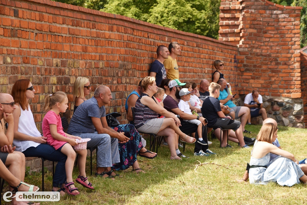Barnaba i jego wersja kukiełkowej Calineczki
