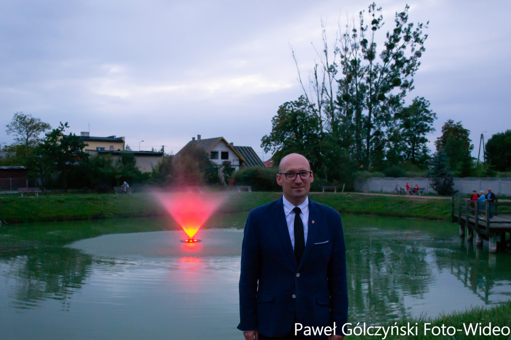 Fontanna z iluminacją świetlną już zamontowana