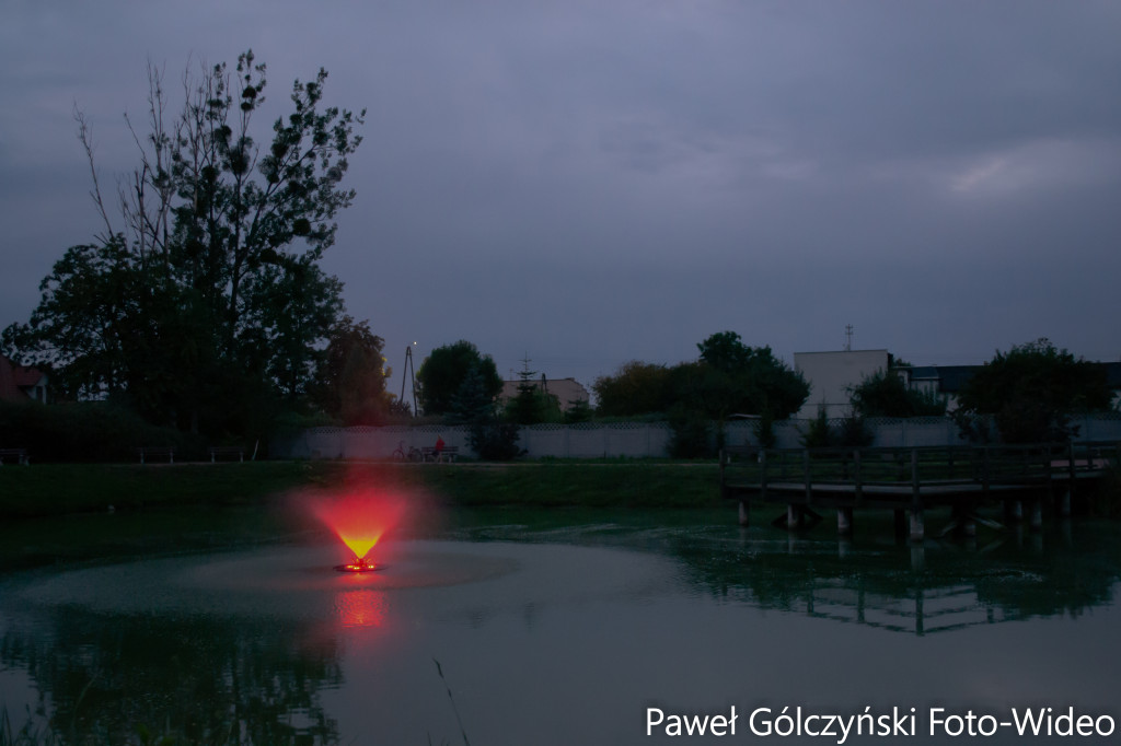 Fontanna z iluminacją świetlną już zamontowana