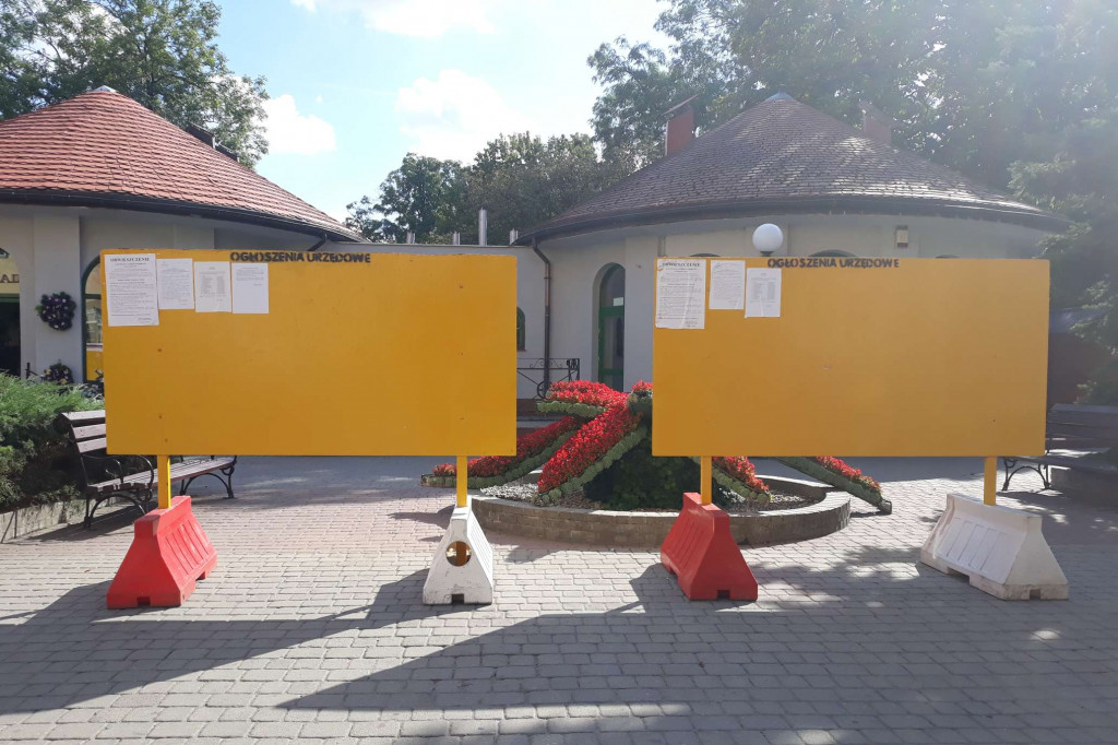 Dwie Ślicznotki wróciły przed Urząd Miasta. Czy szpecą okolicę?