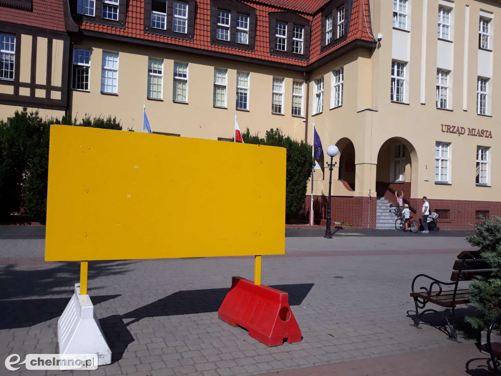 Dwie Ślicznotki wróciły przed Urząd Miasta. Czy szpecą okolicę?