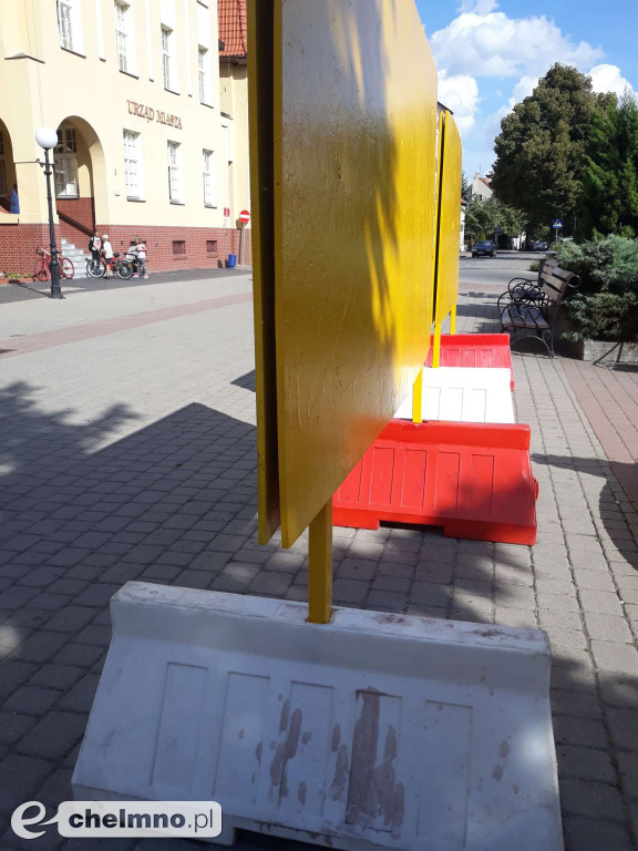 Dwie Ślicznotki wróciły przed Urząd Miasta. Czy szpecą okolicę?