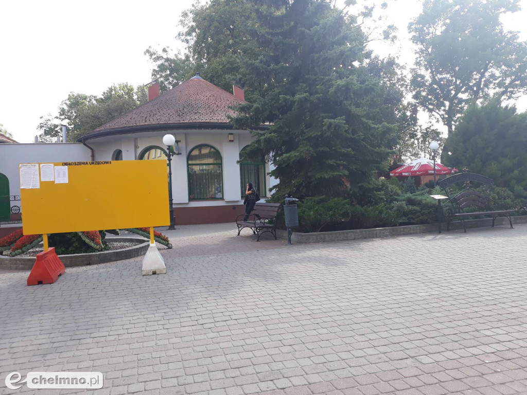 Dwie Ślicznotki wróciły przed Urząd Miasta. Czy szpecą okolicę?