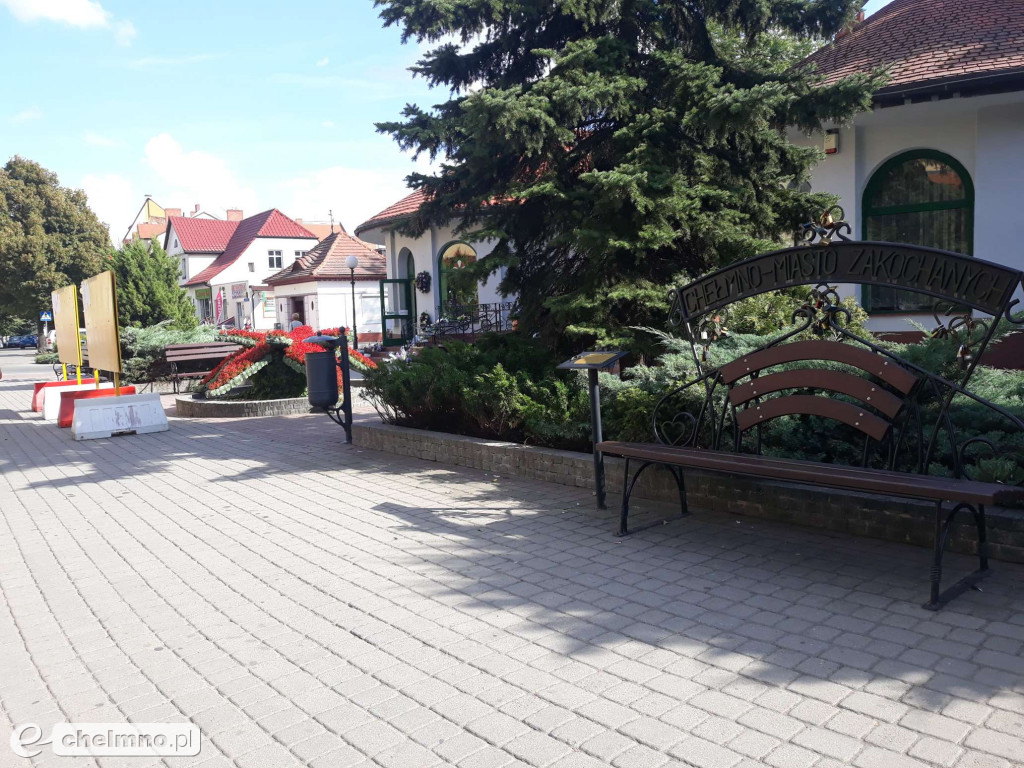 Dwie Ślicznotki wróciły przed Urząd Miasta. Czy szpecą okolicę?