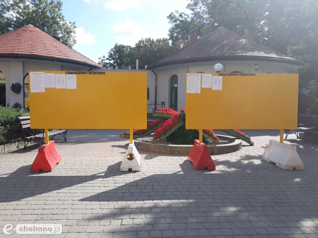 Dwie Ślicznotki wróciły przed Urząd Miasta. Czy szpecą okolicę?
