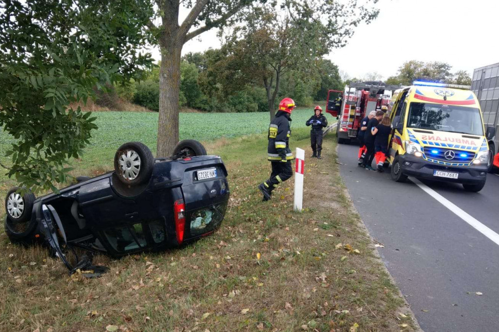 Wypadł z drogi i dachował w Grubnie