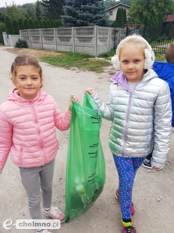Dwójka również sprzątała świat
