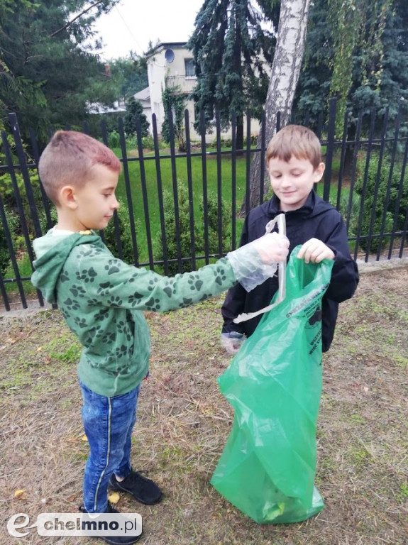 Dwójka również sprzątała świat
