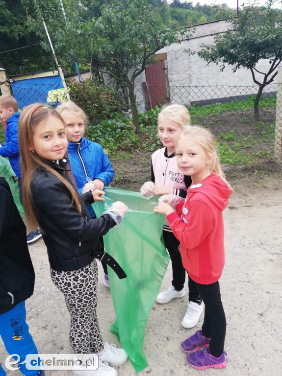 Dwójka również sprzątała świat