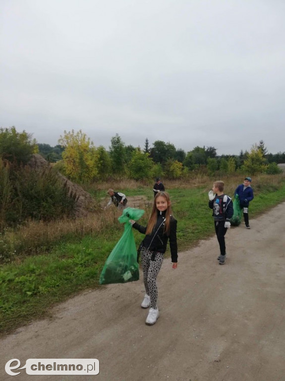 Dwójka również sprzątała świat