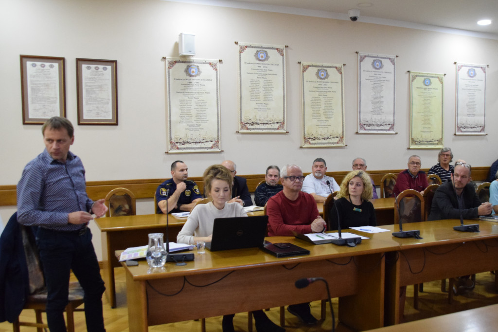 Dyskusja na spotkaniu dotyczącym bezpieczeństwa w mieście