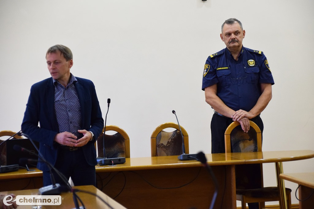 Dyskusja na spotkaniu dotyczącym bezpieczeństwa w mieście