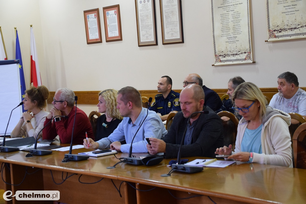 Dyskusja na spotkaniu dotyczącym bezpieczeństwa w mieście