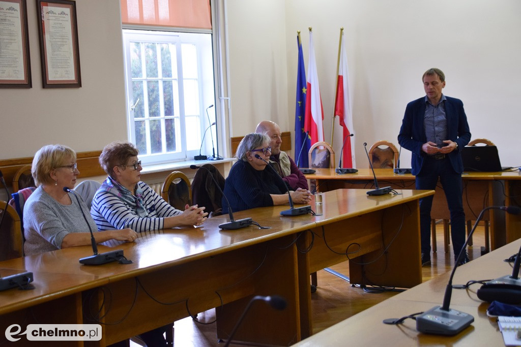 Dyskusja na spotkaniu dotyczącym bezpieczeństwa w mieście