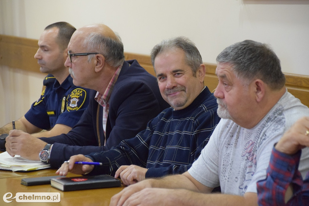 Dyskusja na spotkaniu dotyczącym bezpieczeństwa w mieście