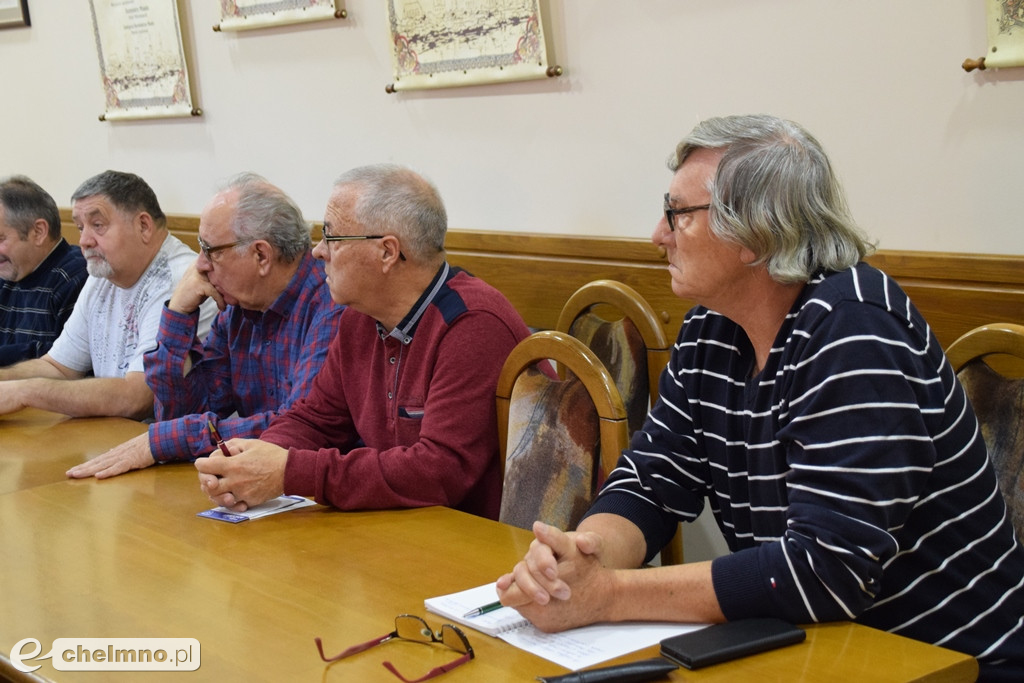 Dyskusja na spotkaniu dotyczącym bezpieczeństwa w mieście