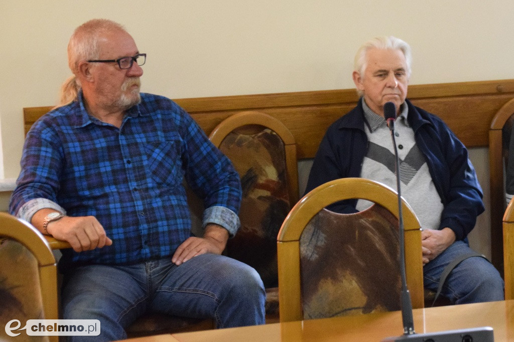 Dyskusja na spotkaniu dotyczącym bezpieczeństwa w mieście