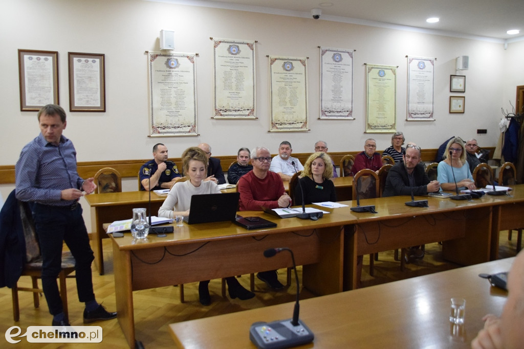 Dyskusja na spotkaniu dotyczącym bezpieczeństwa w mieście