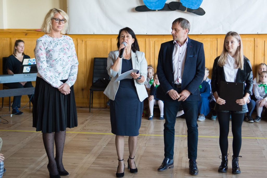 Pasowanie Pierwszaków i Dzień Nauczyciela w Dwójce