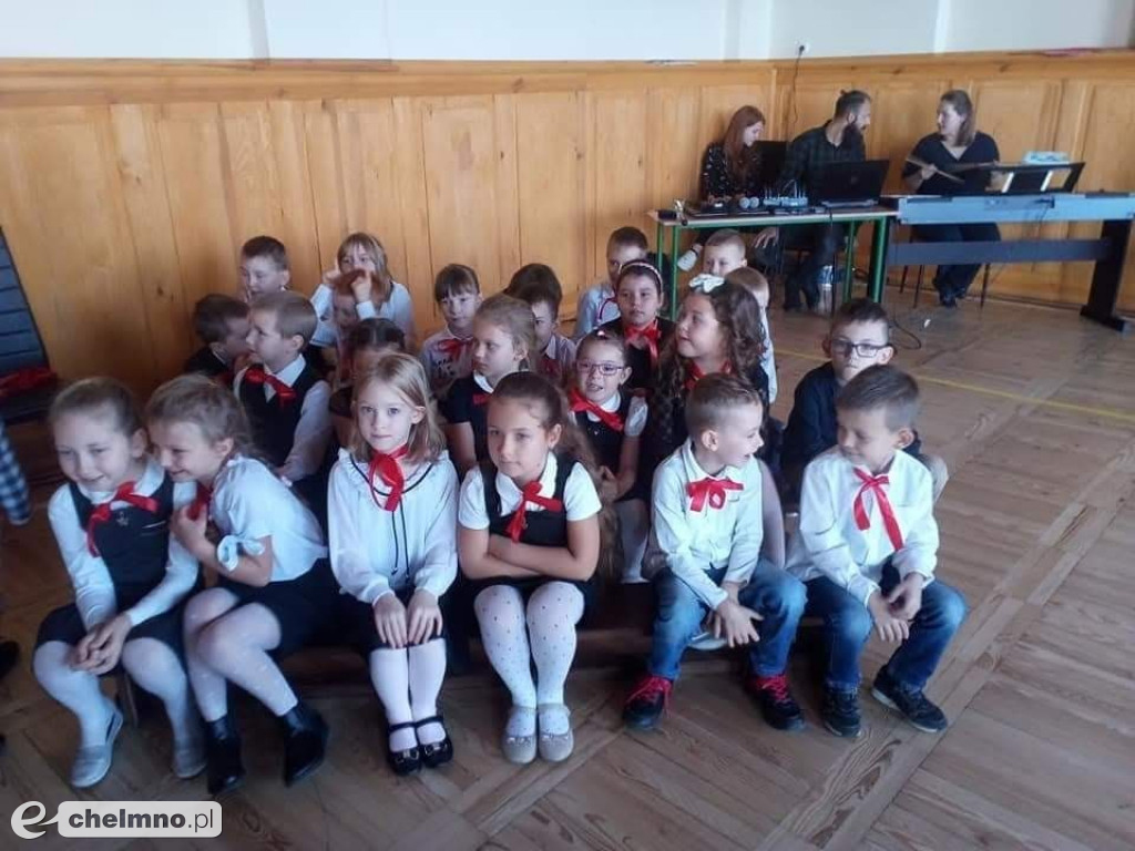 Pasowanie Pierwszaków i Dzień Nauczyciela w Dwójce