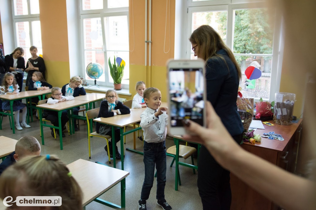 Pasowanie Pierwszaków i Dzień Nauczyciela w Dwójce