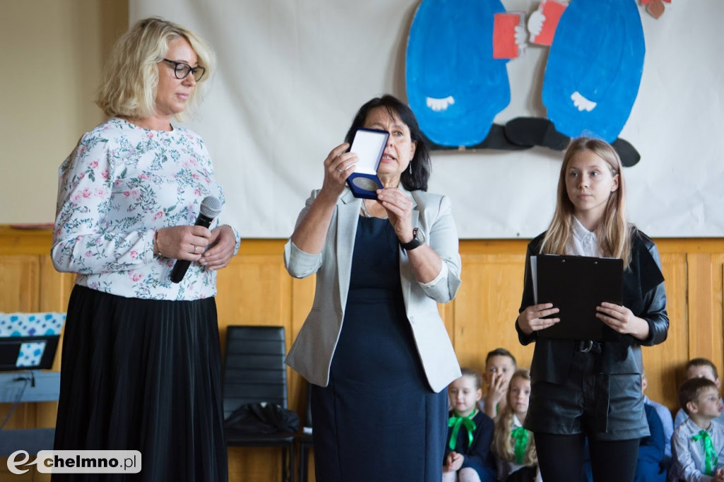 Pasowanie Pierwszaków i Dzień Nauczyciela w Dwójce