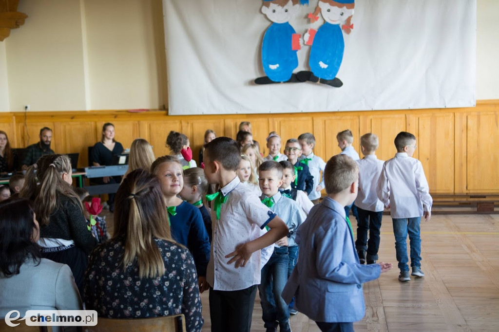 Pasowanie Pierwszaków i Dzień Nauczyciela w Dwójce