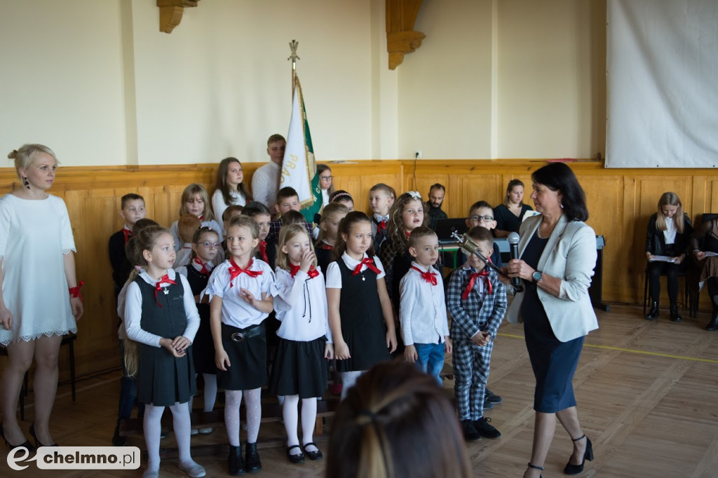Pasowanie Pierwszaków i Dzień Nauczyciela w Dwójce