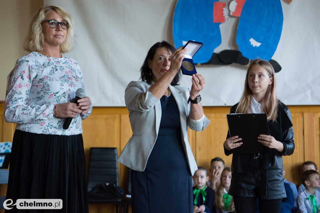 Pasowanie Pierwszaków i Dzień Nauczyciela w Dwójce