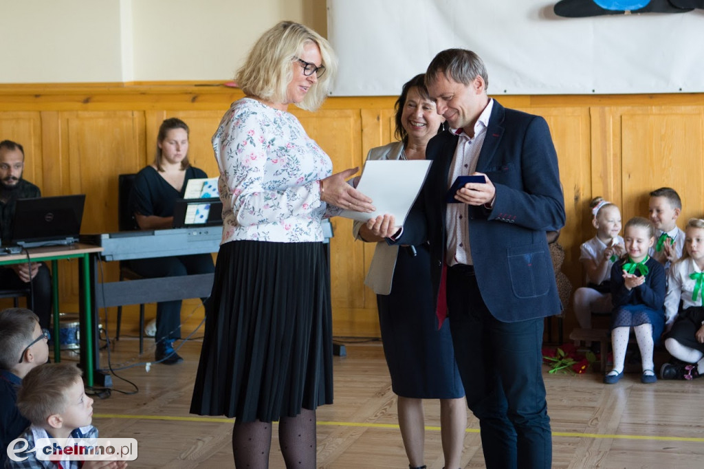 Pasowanie Pierwszaków i Dzień Nauczyciela w Dwójce