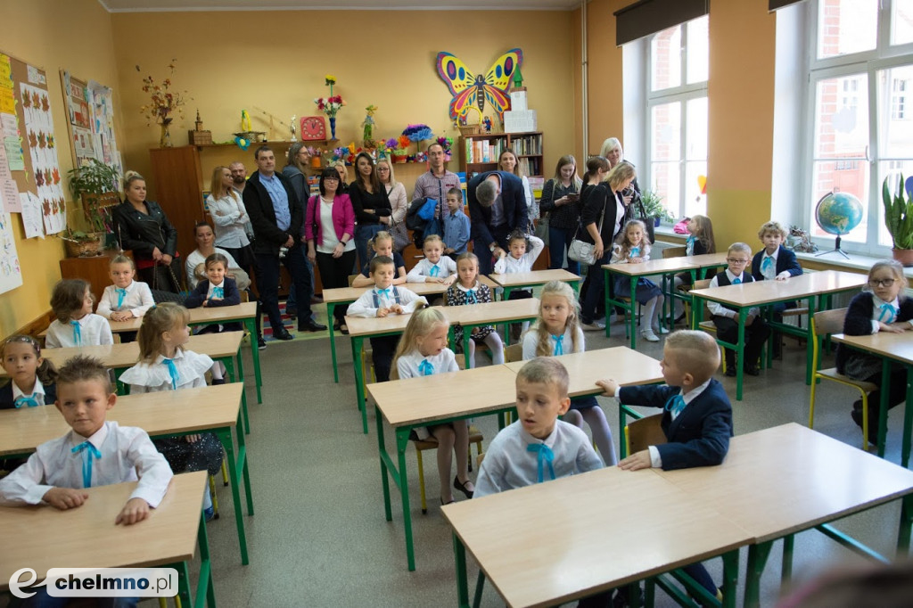 Pasowanie Pierwszaków i Dzień Nauczyciela w Dwójce