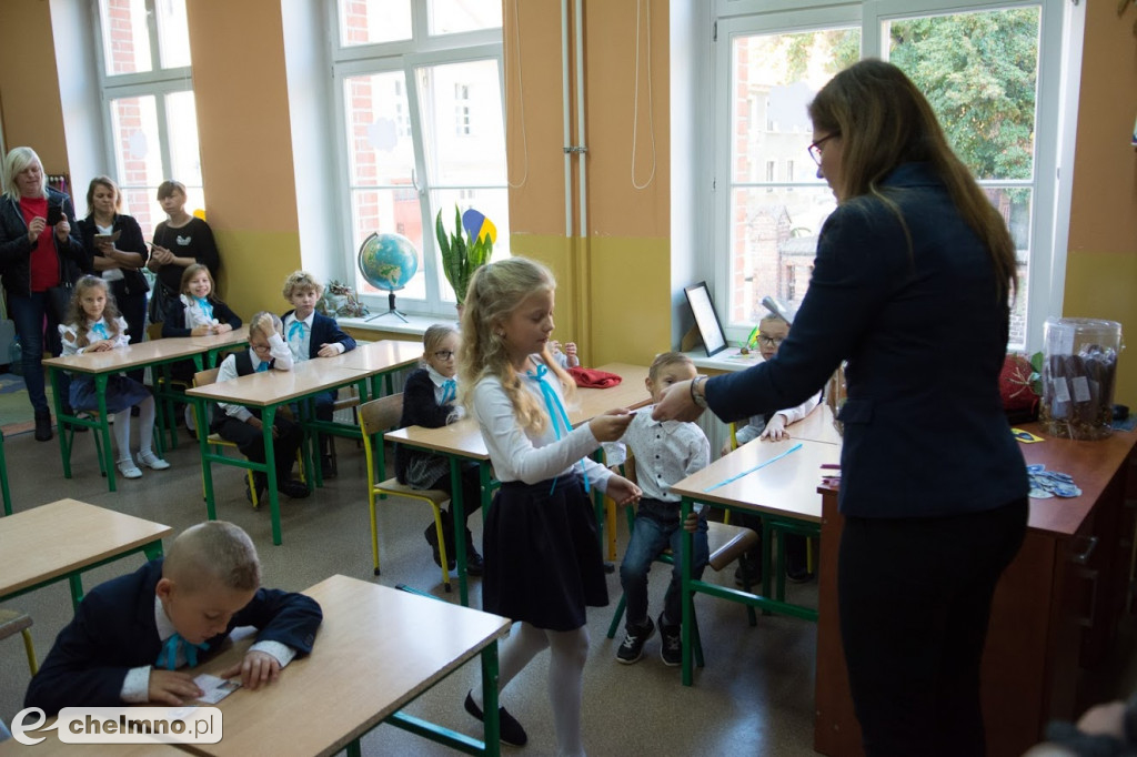 Pasowanie Pierwszaków i Dzień Nauczyciela w Dwójce