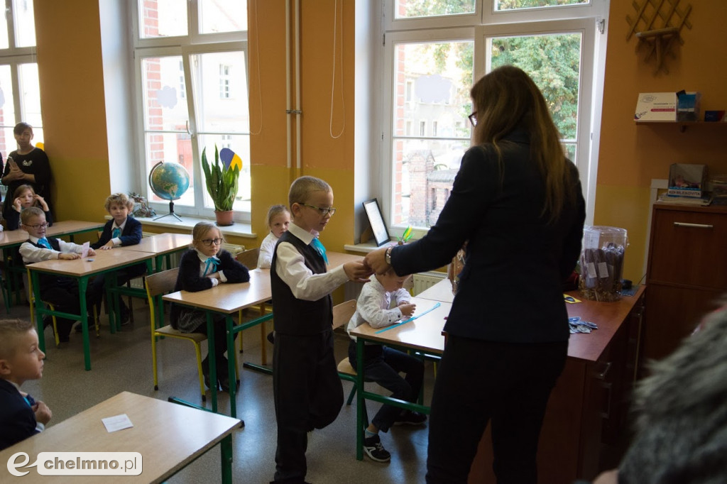 Pasowanie Pierwszaków i Dzień Nauczyciela w Dwójce