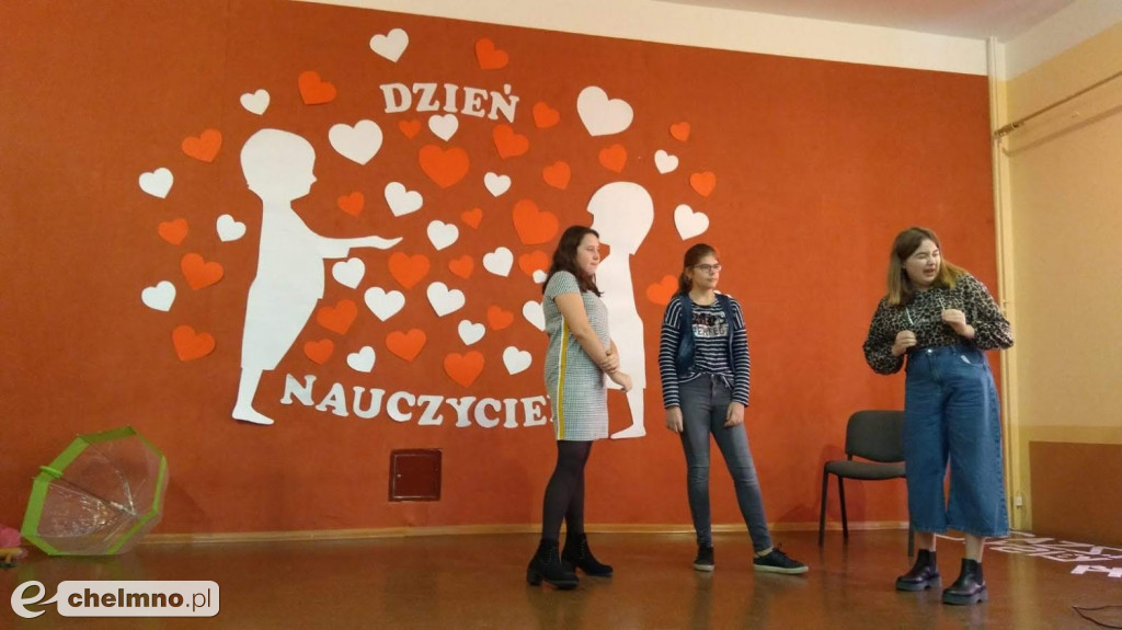 Pasowanie Pierwszaków i Dzień Nauczyciela w Dwójce