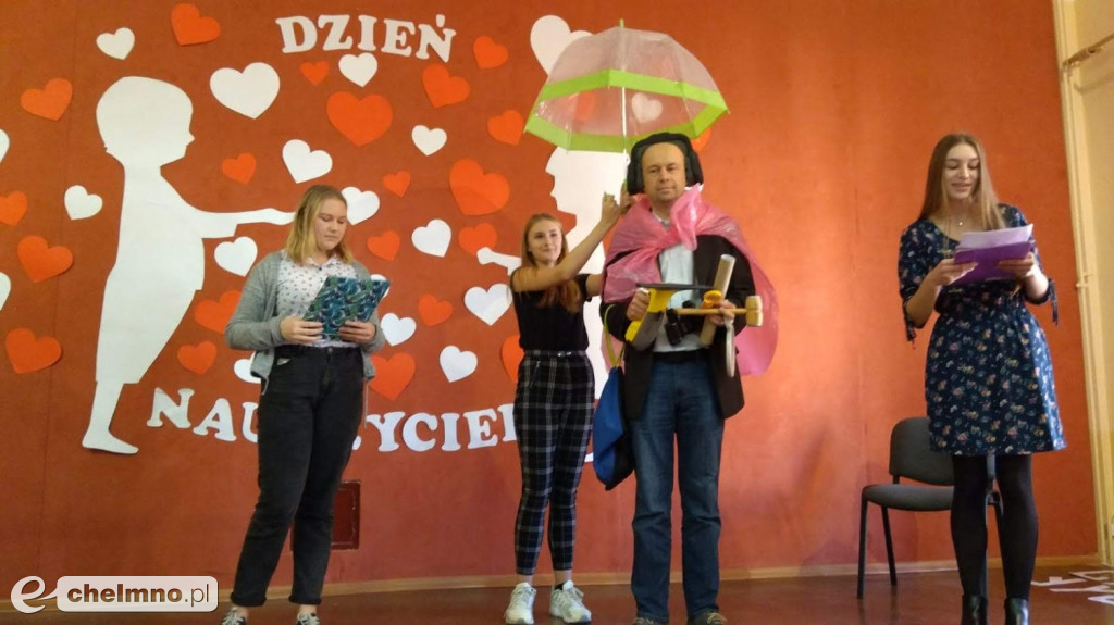 Pasowanie Pierwszaków i Dzień Nauczyciela w Dwójce