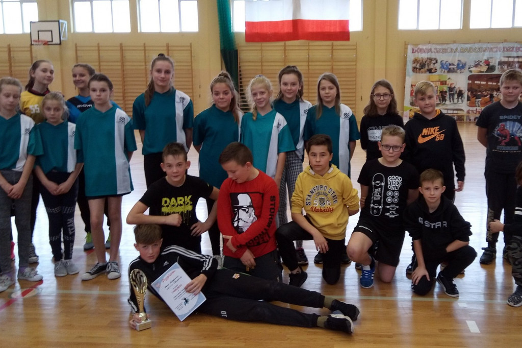 Piłka ręczna królowała na hali sportowej w Stolnie