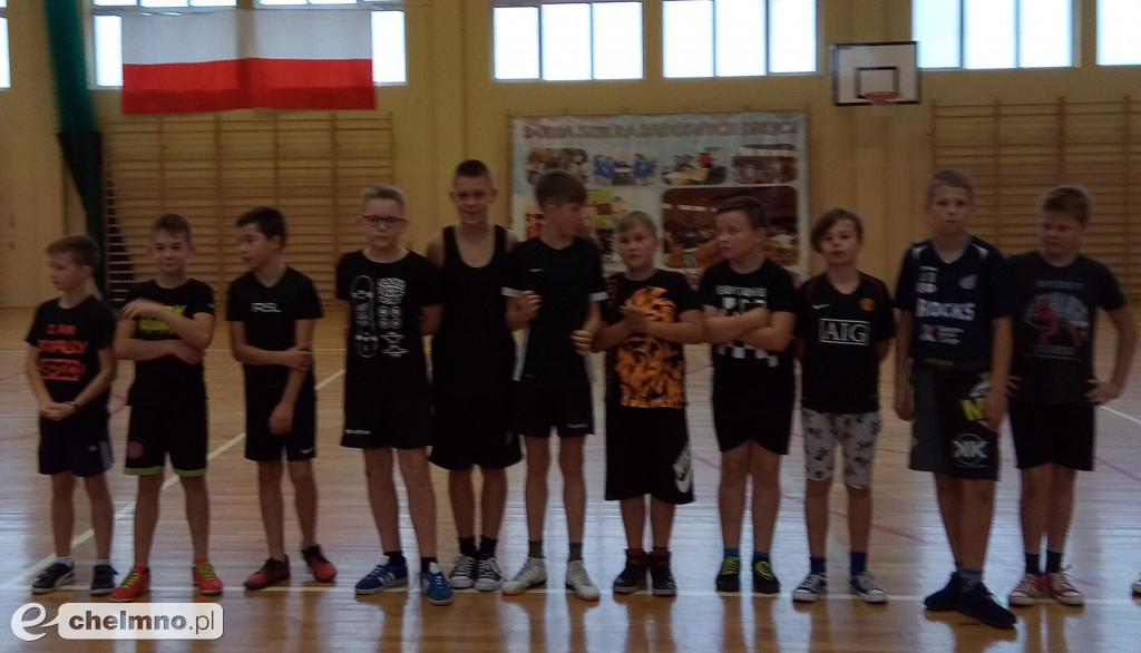 Piłka ręczna królowała na hali sportowej w Stolnie