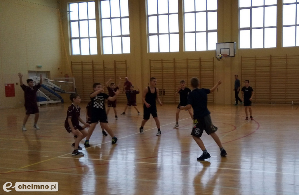Piłka ręczna królowała na hali sportowej w Stolnie