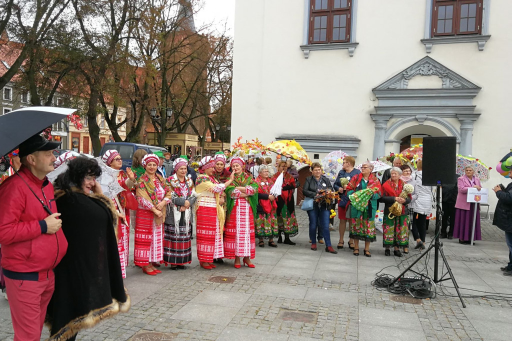 Seniorzy spotkali się na Rynku: Złoty Jesienny Liść