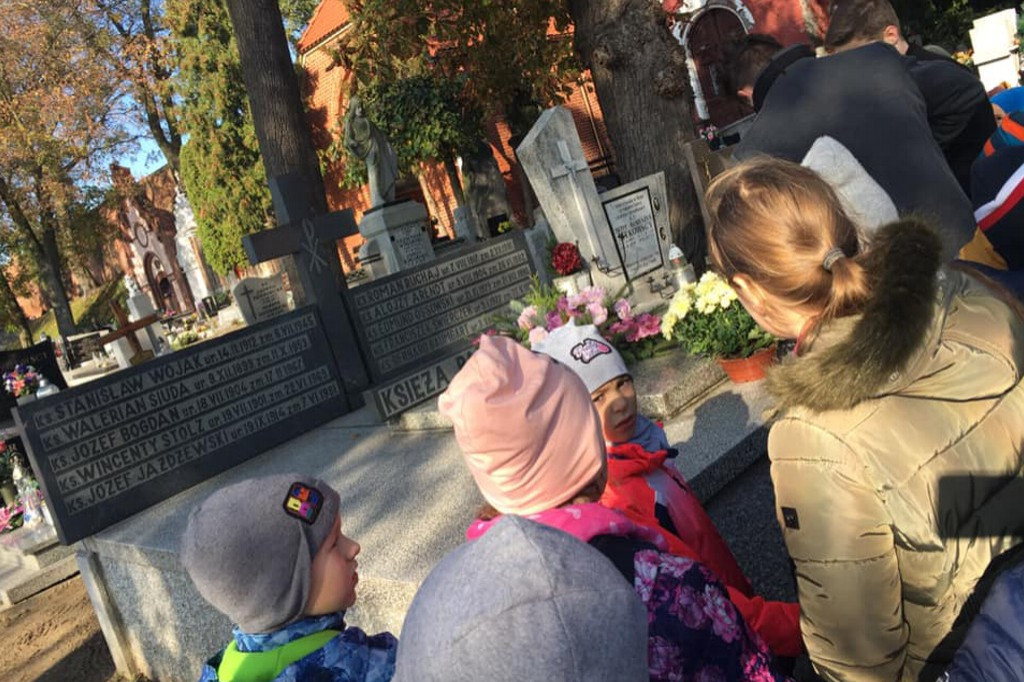 Uczniowie Katolika odwiedzili groby znanych chełmnian