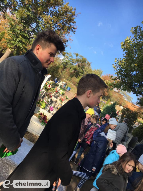 Uczniowie Katolika odwiedzili groby znanych chełmnian