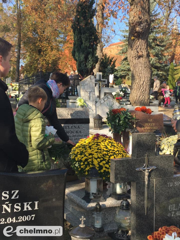 Uczniowie Katolika odwiedzili groby znanych chełmnian