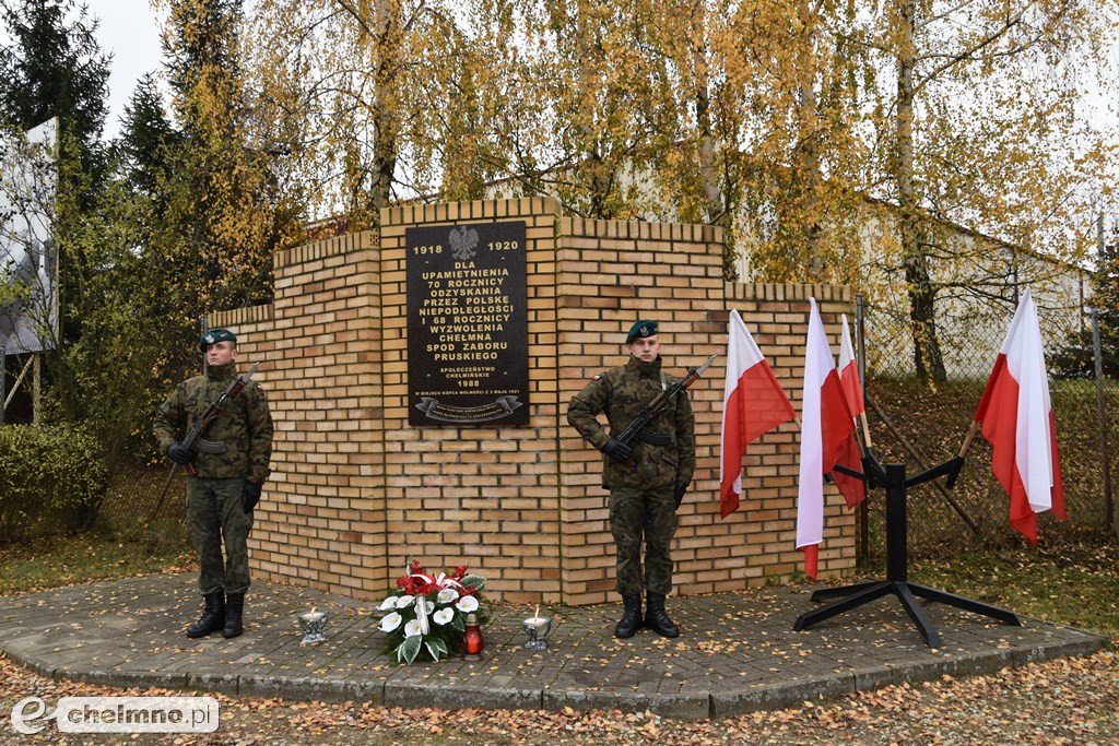 Złożenie kwiatów pod pomnikiem Niepodległości