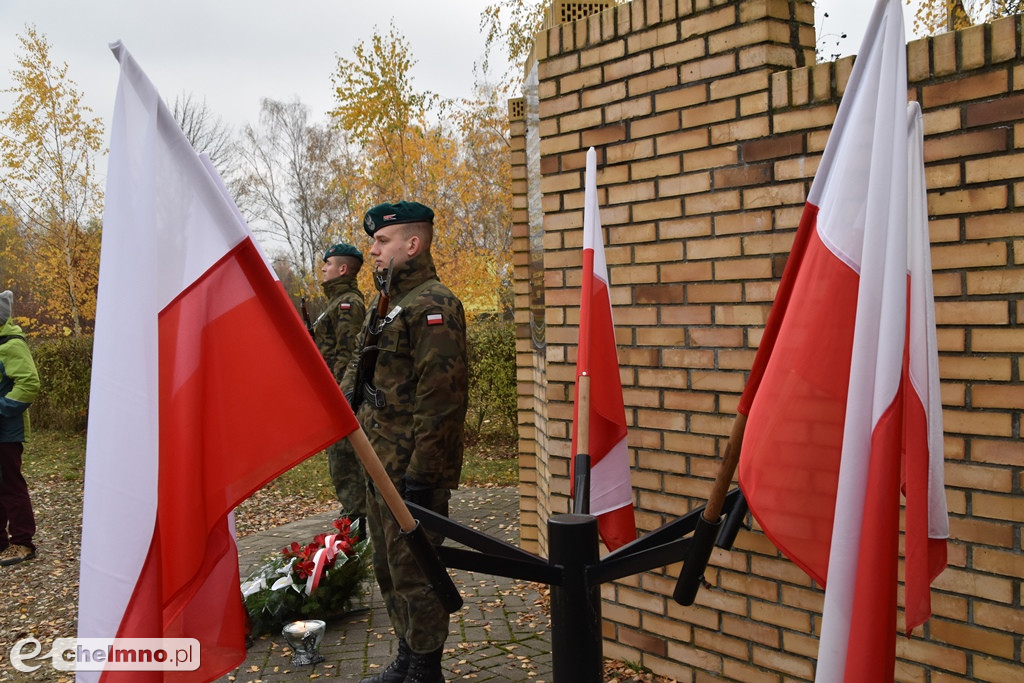 Złożenie kwiatów pod pomnikiem Niepodległości