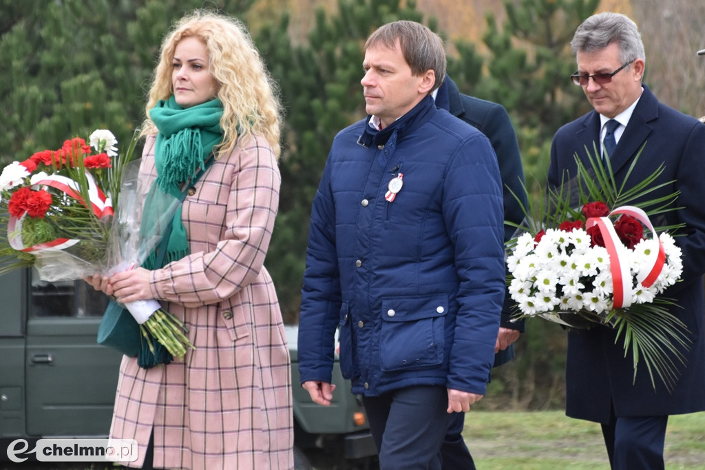 Złożenie kwiatów pod pomnikiem Niepodległości