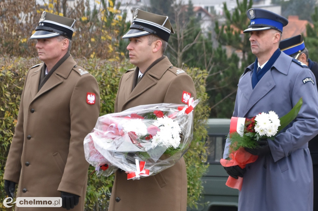 Złożenie kwiatów pod pomnikiem Niepodległości
