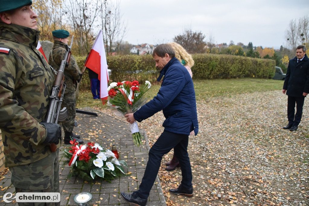 Złożenie kwiatów pod pomnikiem Niepodległości